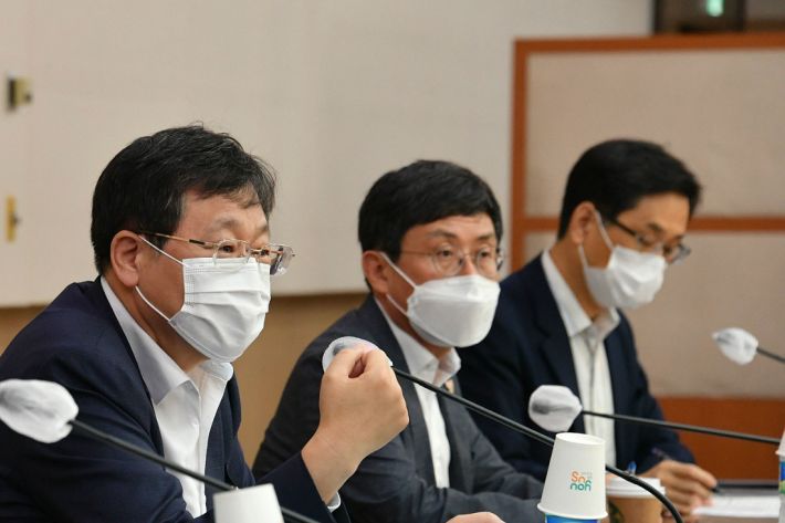 기획재정부 안일환(왼쪽) 제2차관이 15일 정부서울청사에서 열린 '범정부 4차 추경 TF 회의'를 주재하고 있다.(사진=기재부 제공)