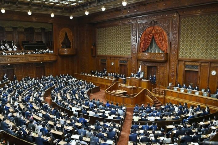 일본 중의원은 16일 본회의에서 스가 요시히데(菅義偉) 자민당 총재를 제99대 총리로 선출했다. 사진은 이날 오후 1시2분께 중의원 본회의 장면. (사진=연합뉴스)