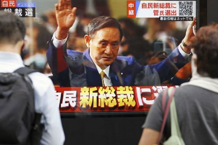 자민당 총재 선출 소식을 TV로 지켜보는 일본 시민들. (사진=연합뉴스)