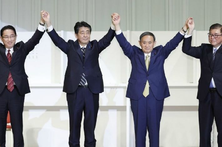 총재 경선이 끝난 뒤 손을 맞잡은 기시다 후미오(왼쪽부터) 정무조사회장, 아베 신조 총리, 스가 신임 총재, 이시바 시게루 전 간사장. (사진=연합뉴스)
