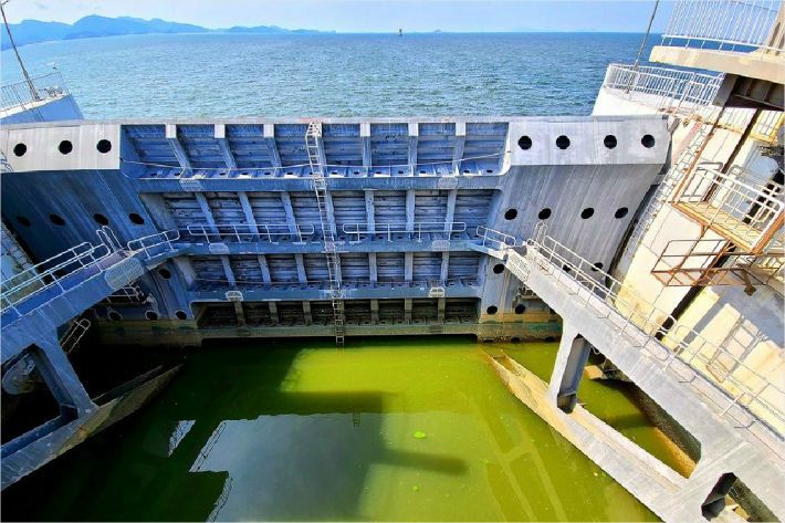 새만금 방조제 내측에서 바라본 푸른 바다의 모습. (사진=최병성 목사 제공)