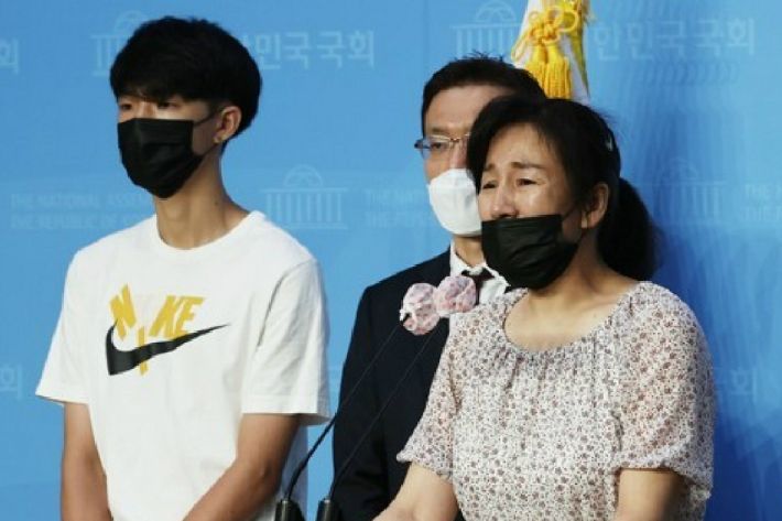 故 고유민 선수의 어머니가 지난 8월 20일 오전 서울 국회 소통관에서 기자회견을 열고 사망 의혹 관련 진상 규명을 촉구하고 있다.(사진=연합뉴스)