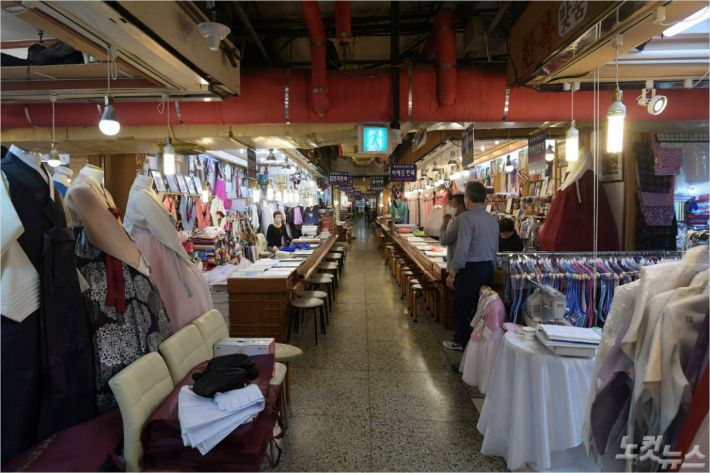 추석 명절을 앞둔 23일 서울 종로구 광장시장 한복상가가 코로나19 여파로 한산한 모습을 보이고 있다. 이한형기자