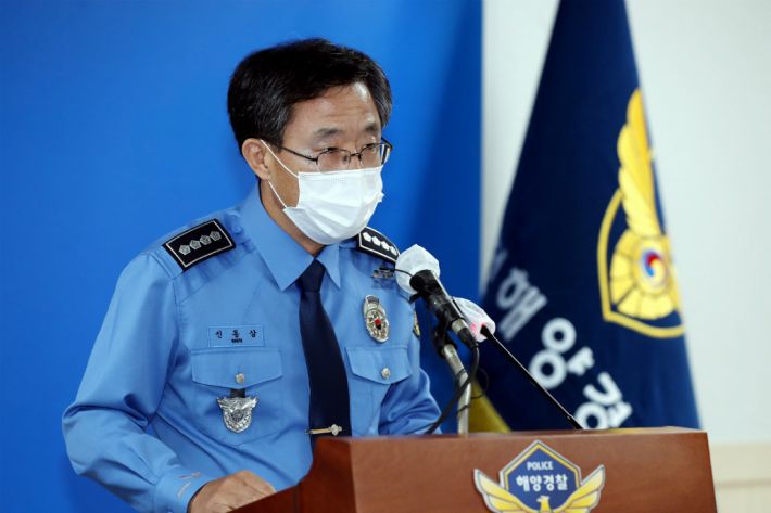 신동삼 인천해양경찰서 서장이 24일 오후 인천시 연수구 인천해양경찰서에서 '소연평도 실종 공무원 북한 피격 사건'에 대한 브리핑을 하고 있다.(사진=연합뉴스)