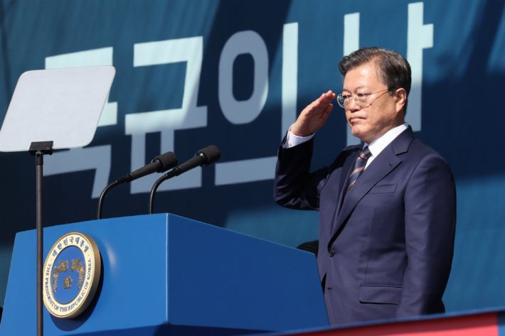 문재인 대통령이 25일 오전 경기도 이천시 육군 특수전사령부에서 열린 제72주년 국군의 날 기념식에 참석, 경례를 받고 있다. (사진=연합뉴스)