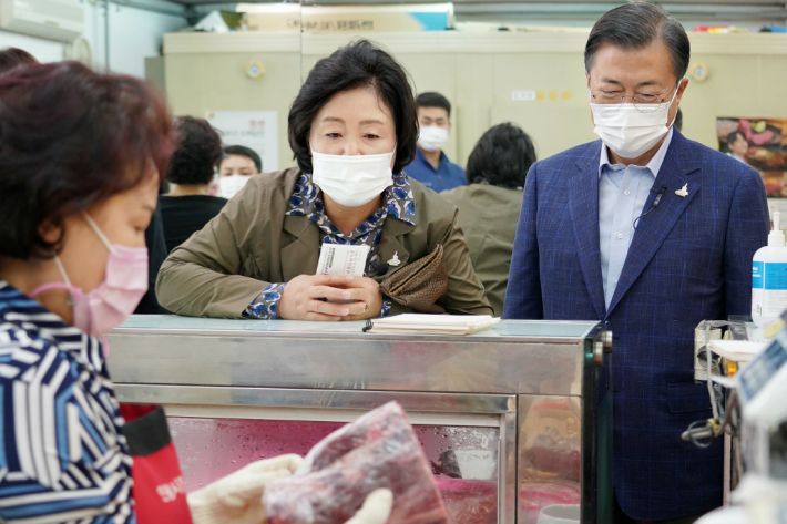 문재인 대통령과 김정숙 여사가 추석 명절을 앞둔 29일 오후 서울 서대문구 인왕시장에서 장을 보고 있다. (사진=연합뉴스)