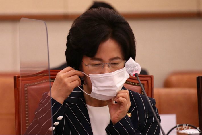 추미애 법무부 장관이 마스크를 쓰고 있다. (사진=윤창원 기자/자료사진)