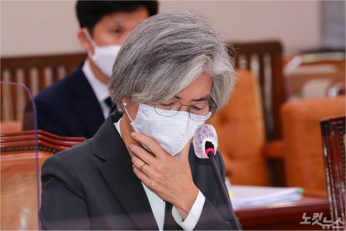 강경화 외교부 장관이 28일 오전 국회에서 열린 외교통일위원회 전체회의에서 생각에 잠겨있다. 윤창원기자