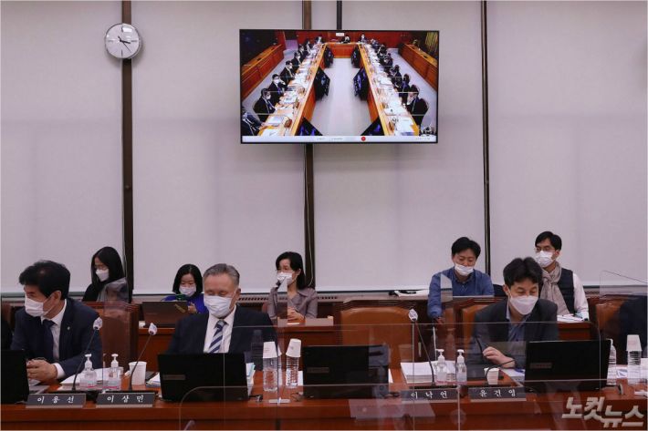 7일 오후 서울 여의도 국회에서 열린 외교통일위원회의 외교부에 대한 국정감사에서 외교부 관계자들이 종로구 청사에서 화상으로 연결해(위 모니터) 회의에 참여하고 있다. (사진=윤창원 기자)