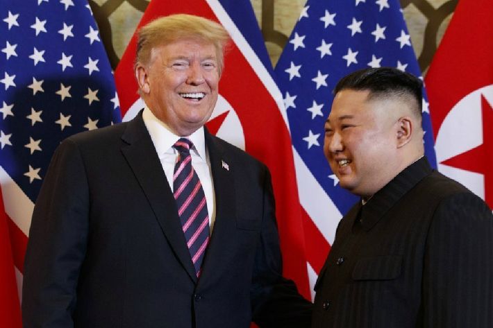 김정은 북한 국무위원장 만나 활짝 웃는 트럼프 대통령. (사진=연합뉴스/자료사진)