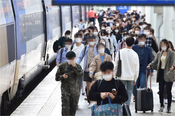 추석연휴 마지막 날인 4일 고향에 다녀온 귀경객들이 서울역에 도착해 집으로 향하고 있다. 윤창원기자