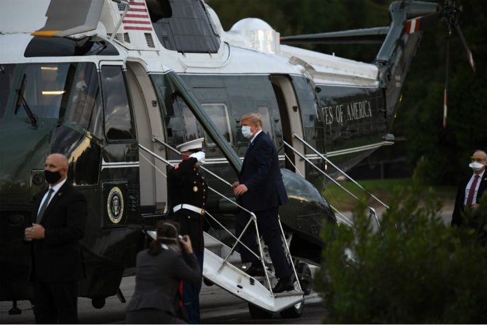 미국 대통령 전용헬기 '마린원'을 타고 월터 리드 군병원을 떠나는 트럼프 대통령(사진=연합뉴스)