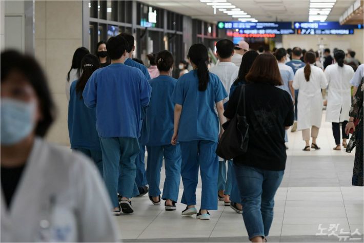 서울 시내 한 대학병원에 환자들로 붐비고 있다. 이한형기자