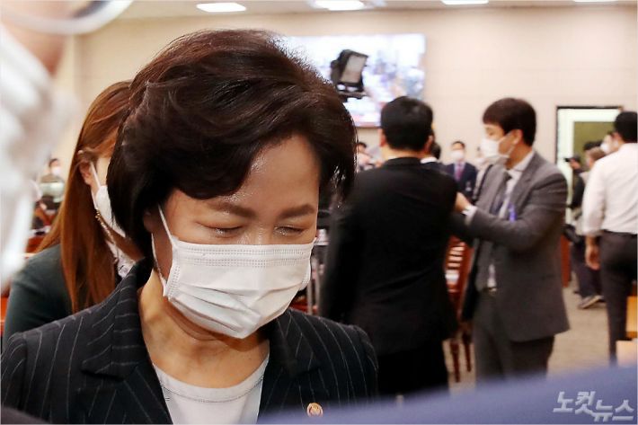 추미애 법무부 장관이 12일 국회 법사위에서 열린 법무부 국정감사가 정회되자 나가고있다.. (사진=박종민 기자)