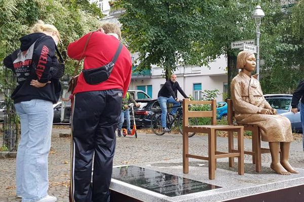 베를린 거리에 설치된 소녀상 비문 읽는 시민들(사진=연합뉴스)