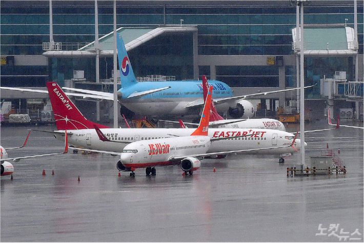 인천국제공항 계류장에 제주항공과 이스타항공 여객기가 주기돼 있다. (사진=박종민 기자/자료사진)