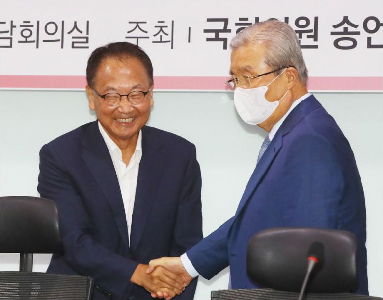 인사하는 김종인 유일호 (사진=연합뉴스 제공)