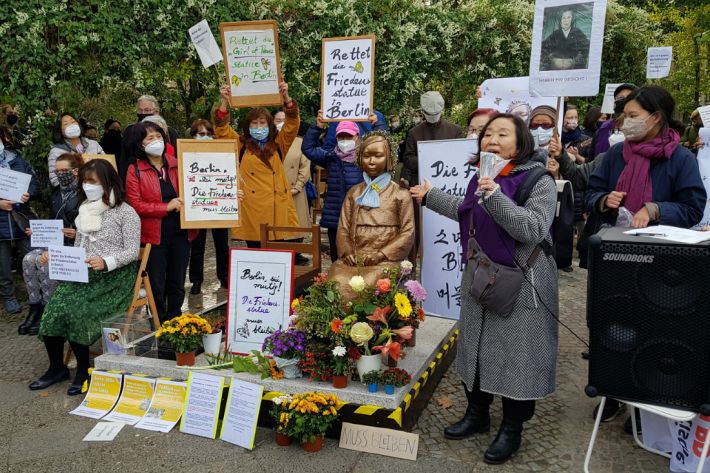 베를린 평화의 소녀상 지키기 나선 시민들. (사진=연합뉴스)