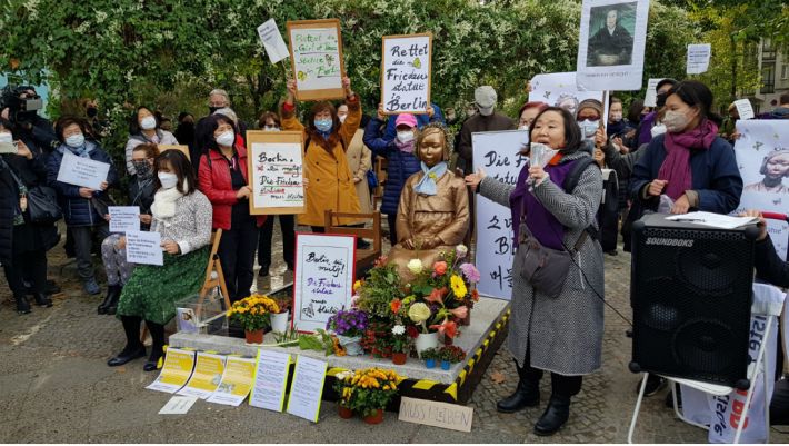 베를린 평화의 소녀상 지키기 나선 시민들(사진=연합뉴스)