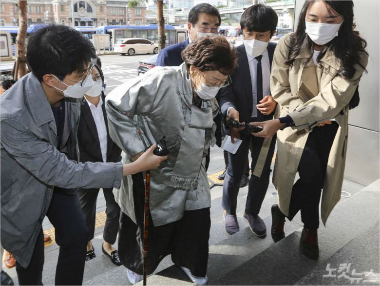 일본군 위안부 피해자 이용수 할머니가 독일 베를린 미테구에 설치된 평화의 소녀상 철거 명령 철회 촉구서를 전달하기 위해 14일 서울 중구 주한 독일대사관으로 들어가고 있다. (사진=이한형기자)