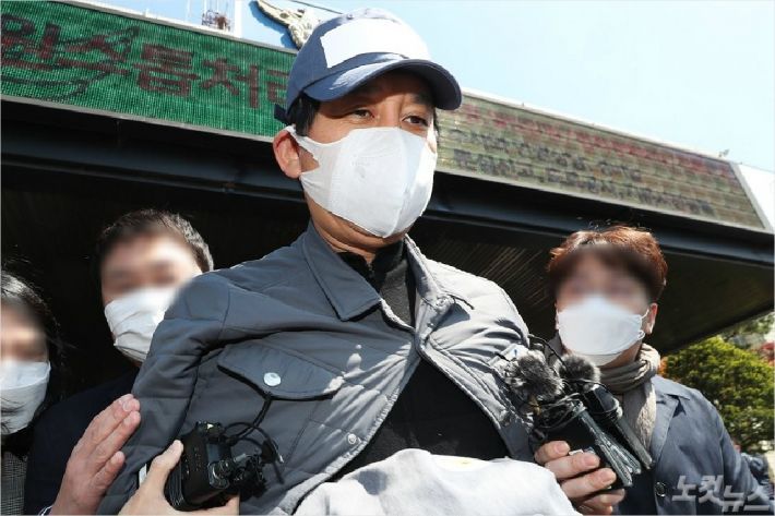 1조6천억원대 피해액이 발생한 라임자산운용 사태의 전주(錢主)이자 정관계 로비의 핵심 인물로 지목된 김봉현 스타모빌리티 회장이 수원여객의 회삿돈 241억원을 빼돌린 혐의로 구속 전 영장실질심사를 받기 위해 지난 4월 26일 오후 경기도 수원남부경찰서 유치장에서 나오고 있다. (사진=연합뉴스)