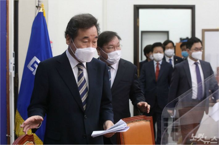 이낙연 더불어민주당 대표, 김태년 원내대표가 국회에서 열린 최고위원회의에 참석하고 있다. (사진=윤창원 기자/자료사진)