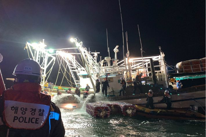 군산해경이 침수 선박을 배수작업을 통해 구조하고 있다(사진=군산해경 제공)