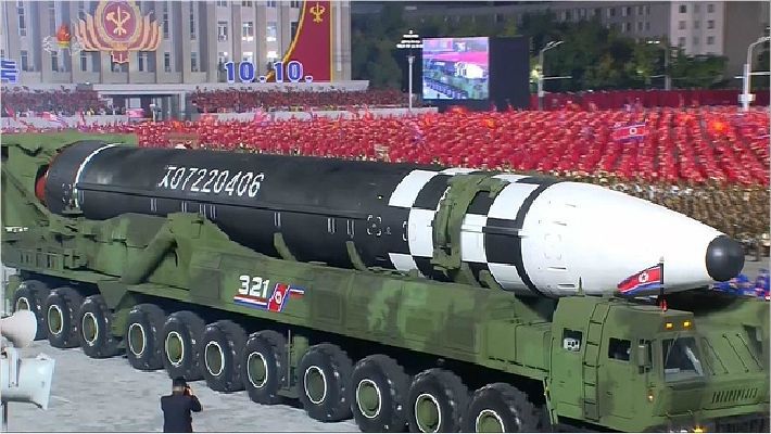 (사진=연합뉴스)북한이 10일 노동당 창건 75주년 기념 열병식에서 공개한 미 본토를 겨냥할 수 있는 신형 대륙간탄도미사일(ICBM)