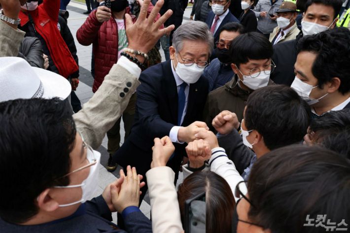 허위사실 공표 혐의로 기소돼 당선무효형에 처해졌다가 대법원에서 기사회생한 이재명 경기도지사가 16일 오전 수원고법에서 열린 파기환송심 선고공판에서 무죄를 선고받은 뒤 법원을 떠나고 있다. (사진=이한형 기자)
