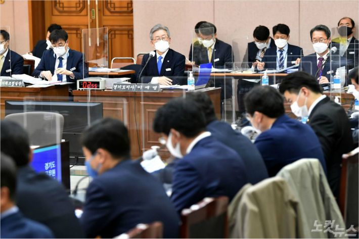 이재명 경기도지사가 지난 19일 경기도 수원시 팔달구 경기도청에서 열린 국회 행정안전위원회의 경기도에 대한 국정감사에서 의원 질의에 답변하고 있다. (사진=사진공동취재단)