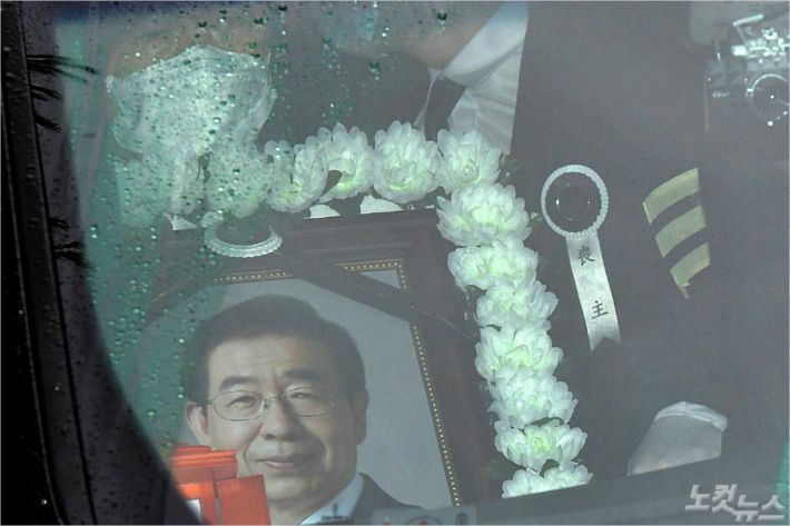 고(故) 박원순 서울시장의 발인식이 열린 지난 7월 13일 서울 종로구 서울대학교병원 장례식장에서 운구 차량이 서울시청으로 향하고 있다. (사진=박종민 기자)