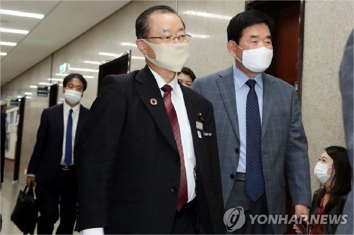 스가 요시히데 일본 총리의 측근인 일한의원연맹의 가와무라 다케오 간사장이 지난 18일 오후 더불어민주당 이낙연 대표와 비공개 면담을 갖기 위해 국회 본청 민주당 당대표실로 향하고 있다. (사진=연합뉴스)