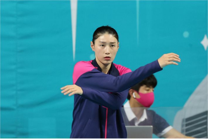 경기 전 몸을 풀고 있는 흥국생명 김연경 선수 (사진=연합뉴스)