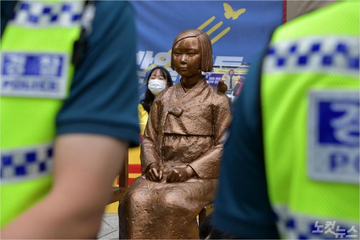 서울 종로구 옛 일본대사관 앞에 설치된 평화의 소녀상이 경찰의 경비를 받고 있다. (사진=박종민 기자)