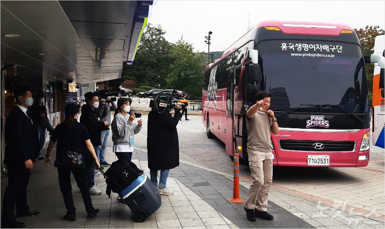 흥국생명 선수단 차량 앞에서 김연경 선수를 기다리는 취재진 (사진=노컷뉴스)