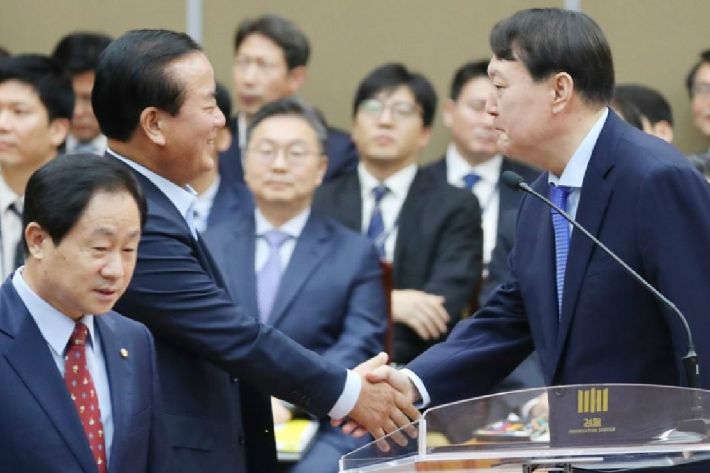 정갑윤 의원과 인사하는 윤석열 총장. (사진=연합뉴스/자료사진)