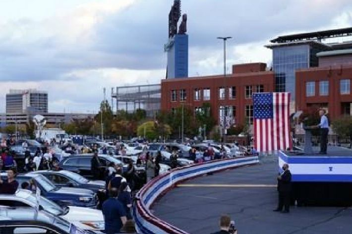 드라이브인 지원 유세하는 오바마 전 대통령. (사진=연합뉴스)