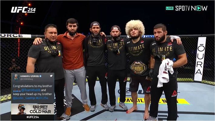 경기 후 글러브를 벗고 동료들과 사진을 찍는 하빕(오른쪽 두 번째) (사진=SPOTV NOW 제공)