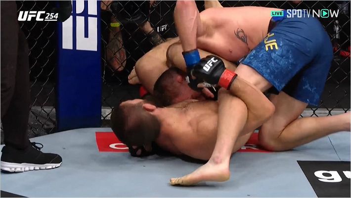 트아이앵글초크로 개이치를 제압하는 하빕(아래) (사진=SPOTV NOW 제공)