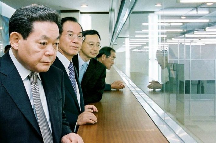 2003년 10월10일 경기도 화성 삼성전자 메모리 연구동 전시관에서 황창규 사장으로부터 차세대 메모리에 관해 설명을 듣는 이건희 회장(사진=연합뉴스)