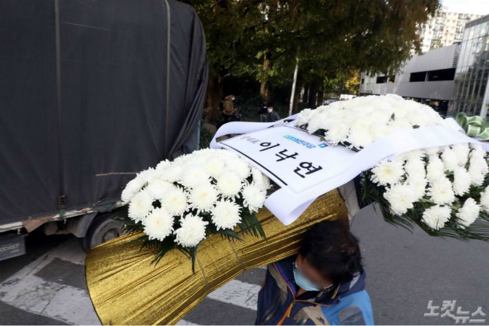 이건희 삼성그룹 회장이 별세한 25일 서울 강남구 삼성서울병원 장례식장에 이낙연 더불어민주당 대표가 보낸 근조화환이 도착하고 있다.(사진=윤창원 기자/자료사진)