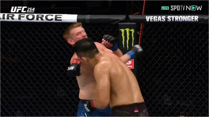 오른손 카운터 엘보우를 때리는 정다운(앞) (사진=SPOTV NOW 제공)