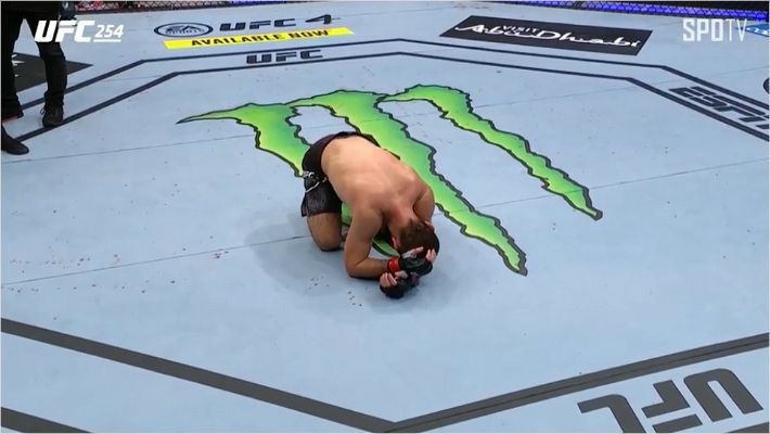 승리 후 케이지 바닥에 엎드려 통곡하는 하빕 누르마고메도프 (사진=SPOTV NOW 제공)