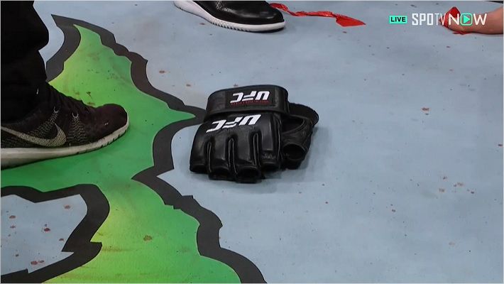 바닥에 놓인 하빕의 글러브 (사진=SPOTV NOW 제공)