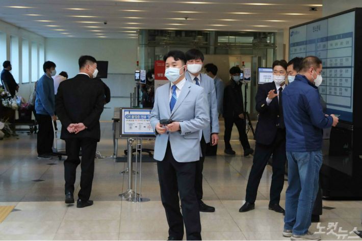 25일 이건희 삼성 그룹 회장의 빈소가 마련된 서울 삼성병원 장례식장 로비에서 병원관계자들과 삼성 홍보실 직원들이 주문객들을 살피고 있다.(사진=윤창원 기자)