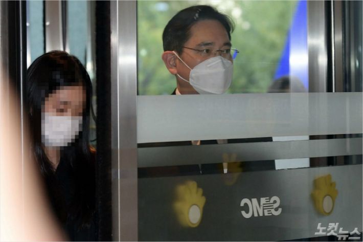 이건희 삼성그룹 회장이 별세한 25일 이재용 삼성전자 부회장과 딸 이원주 양이 이 회장의 빈소가 마련된 서울 강남구 삼성서울병원 장례식장에 들어서고 있다. 윤창원기자