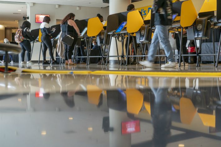 미 대선 사전투표하는 로스앤젤레스 유권자들. (사진=연합뉴스)