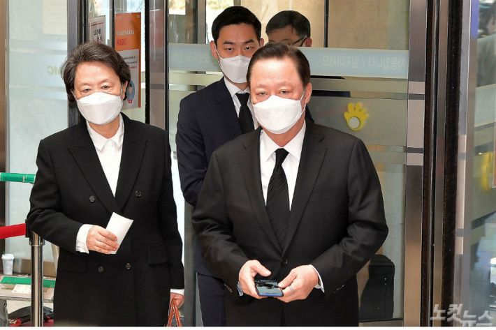 박용만 대한상공회의소 회장이 26일 오전 고 이건희 삼성그룹 회장 빈소가 마련된 서울 강남구 서울삼성병원 장례식장에 들어서고 있다.(사진=박종민 기자)