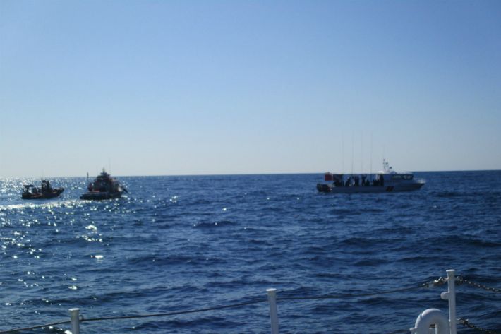 울진해경이 침수된 레저보트를 구조하고 있다.(사진=울진해경 제공)