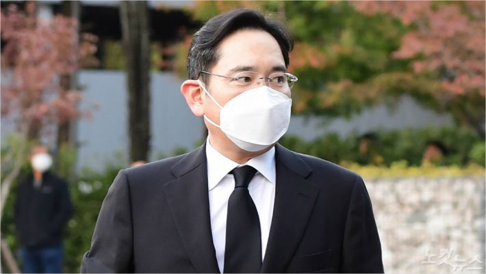 이건희 삼성그룹 회장이 별세한 25일 서울 강남구 삼성서울병원 장례식장에 이재용 삼성전자 부회장이 들어서고 있다. 윤창원기자